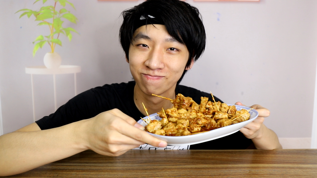 万物皆可牙签肉?小伙自制牙签猪肉,麻辣鲜香太妙了